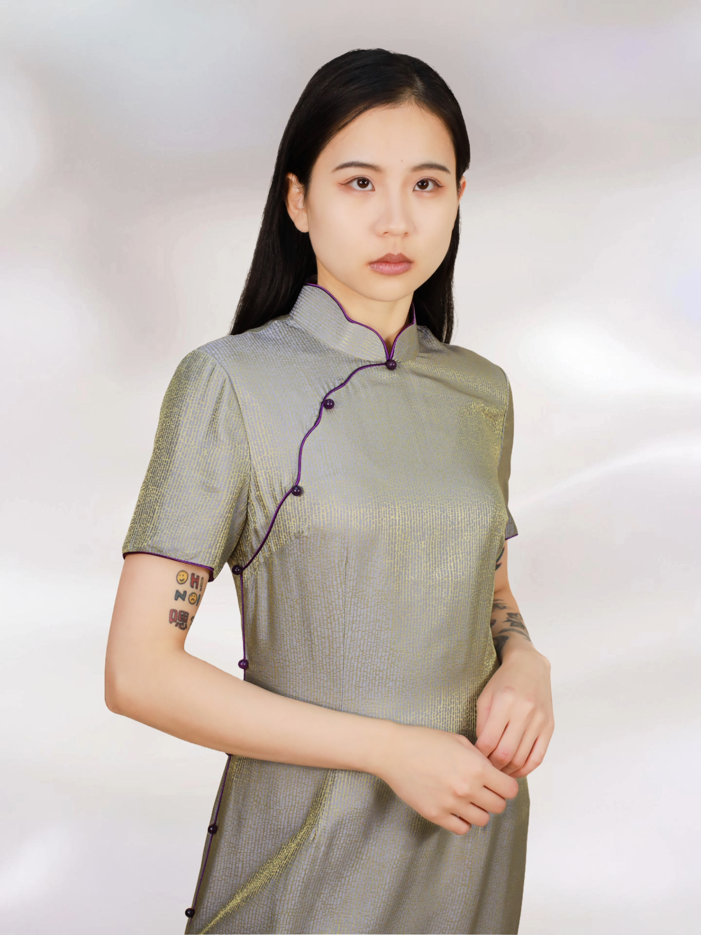 Cloud Gray with Gold Thread Short-Sleeve Mulberry Silk Qipao 彼彼星璃